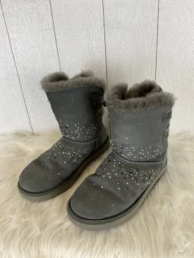 Boots Designer By Ugg In Grey & Silver, Size: 8.5